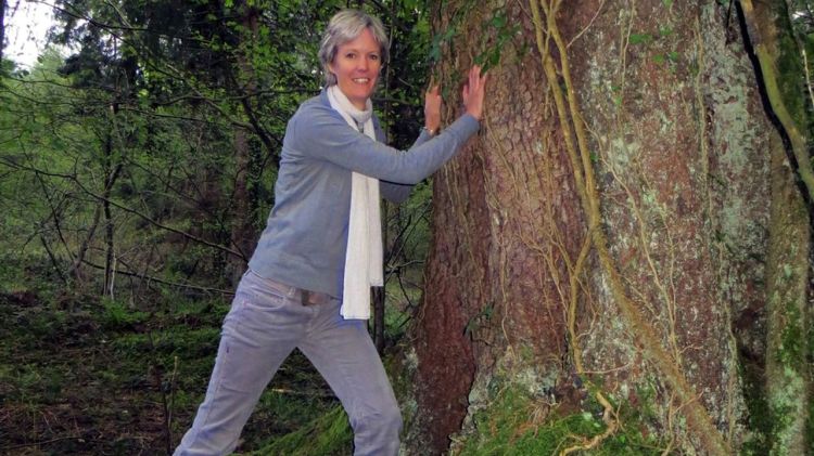 Karin van Veen, impulsora del complex, amb un dels arbres on es construiran les cabanes a Zeanuri © ACN