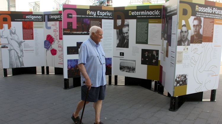 L'exposició s'ha instal·lat a la Rambla Ginjolers de Roses © ACN