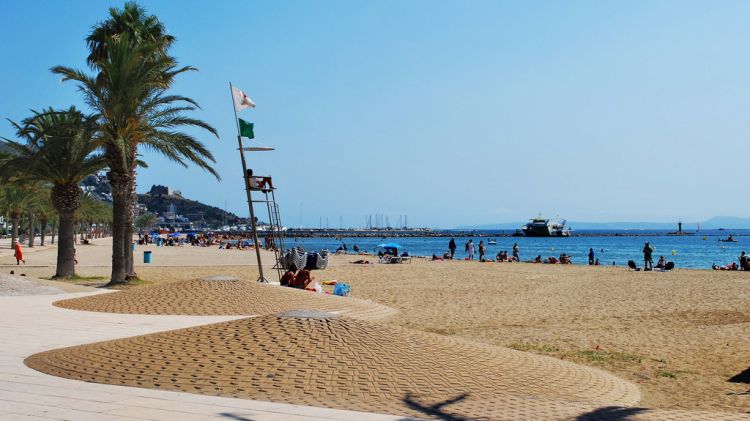 La platja onejava la bandera verda © Montse Poch