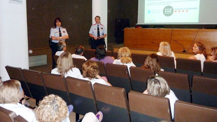 Agents explicant com prevenir i com reaccionar en cas d'agressions dels pacients © ACN