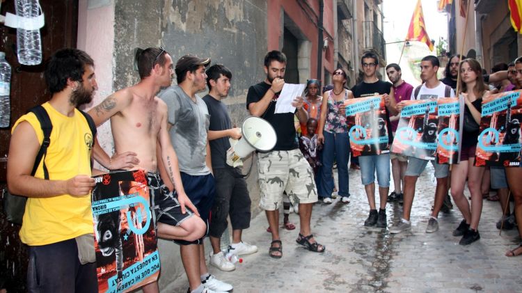 Arran assegura que hi ha gent que fa deu dies que viuen al bloc © ACN