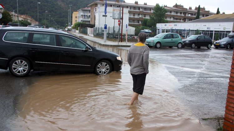 Un home camina per una bassa d'aigua que ha format la tempesta a Torroella de Montgrí © ACN