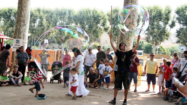 Una de les activitats de carrer de la 18a Fira del Circ de la Bisbal © ACN