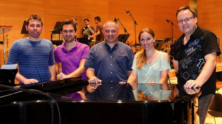 Josep Lagares (centre) acompanyat per la cantant Beth (dreta) i altres components de l'orquestra