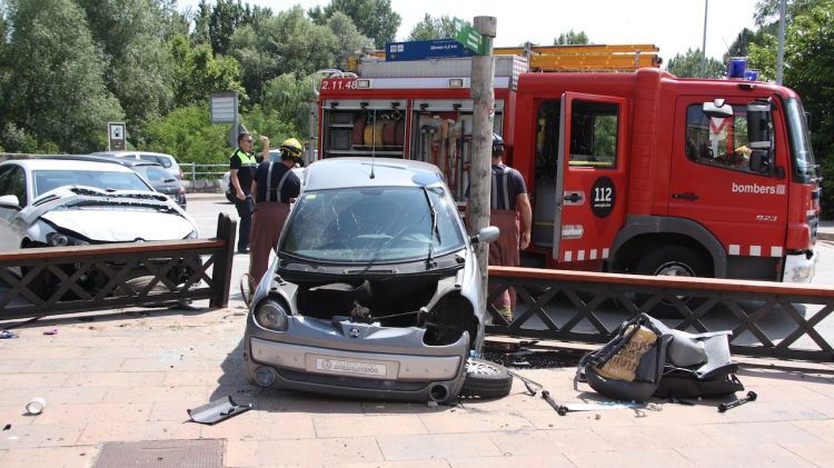 Els Bombers treballant per poder retirar el vehicle que s'ha saltat l'STOP aquesta tarda a Sarrià de Ter © ACN