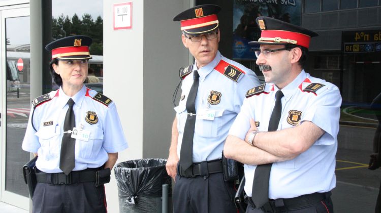 La inspectora Yvonne Valero i el comissari Joaquim Belenguer, aquest dimecres a l'aeroport de Girona © ACN