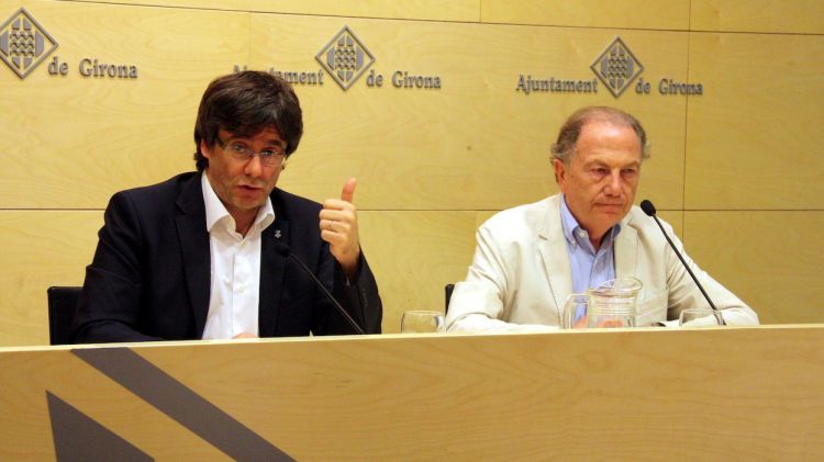 Carles Puigdemont (esquerra) i el president de la Fundació Prudenci Bertrana, Esteve Vilanova © ACN