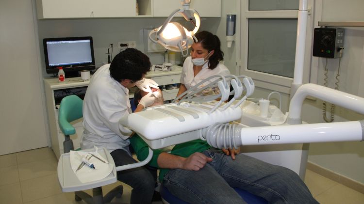 Un dentista treballant a la clínica dental solidària de Girona © ACN