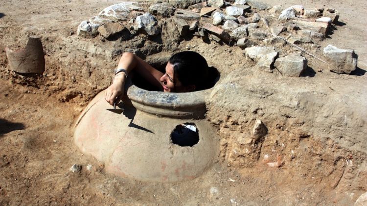 Part del 'dolium' trobat durant les excavacions © ACN