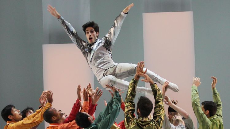 El vestuari, allunyat del clàssic tutú blanc, és un dels trets diferencials de l'espectacle © Eddy Kelele