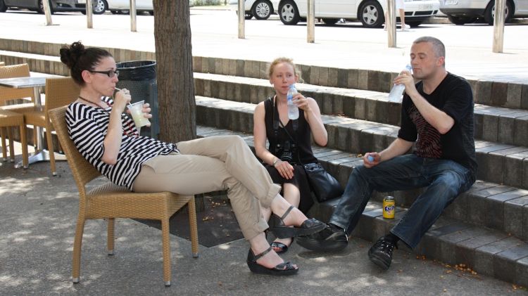 Turistes refrescant-se a plaça Catalunya de Girona © ACN