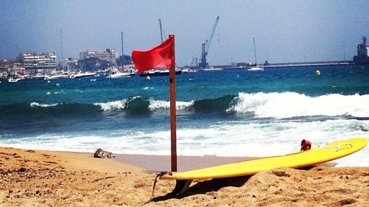 Bandera vermella a una platja de Palamós (arxiu)