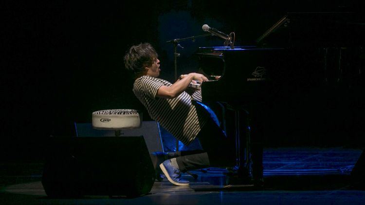 Jamie Cullum va embogir damunt l'escenari, contagiant al públic © Miquel González