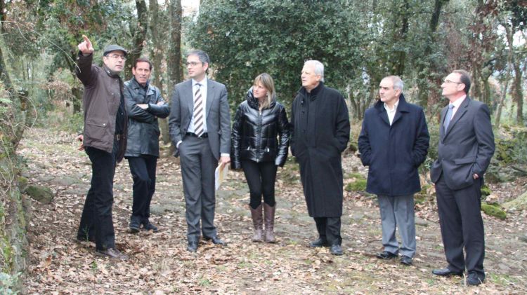 El delegat del Govern a Girona i l'alcalde d'Olot, Lluís Sacrest, han visitat els accessos de Batet de la Serra © ACN