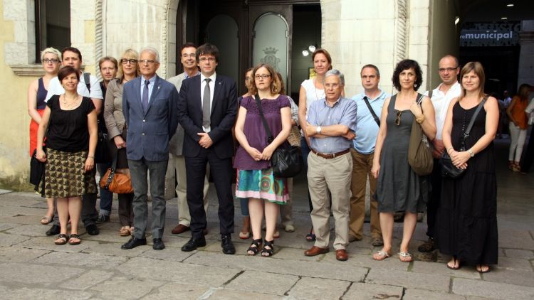 L'alcalde, Carles Puigdemont, i els regidors de Serveis Socials, Eduard Berloso, i d'Ocupació, Marta Madrenas © ACN