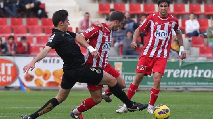 Un instant de l'enfrontament entre el Girona i el Racing al Sardinero