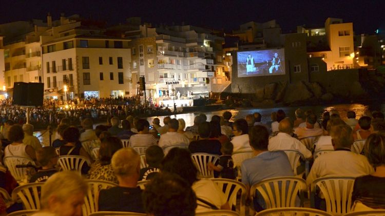 Unes 5.000 persones es van aplegar a la platja de les barques