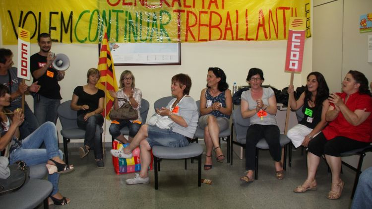 Les treballadores de la neteja, ocupant la seu de Treball © ACN