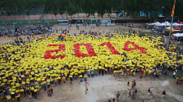 Més de 1.500 persones han pres part en el mosaic reivindicatiu que s'ha fet al parc de la Devesa de Girona © ACN