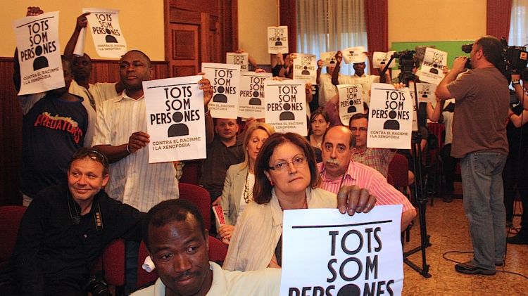 Ciutadans mostrant el seu rebuig a la moció del PP al ple d'aquest vespre © M. Estarriola