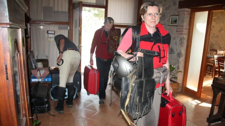 Turistes arribant a una casa de turisme rural de Sant Pere Pescador © ACN