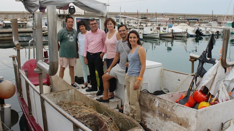 Responsables de la iniciativa Pesca Turisme amb la embarcació de l'Escala que s'ha sumat al projecte