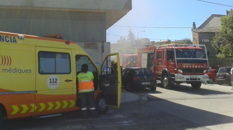 Els Bombers treballant en l'extinció del foc que s'ha produït aquest matí © ACN