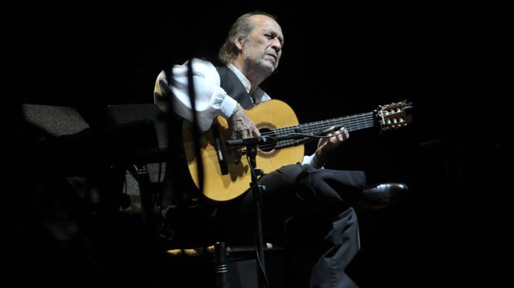 Paco de Lucía en un moment de l'actuació ahir a Peralada © Jordi Mestre