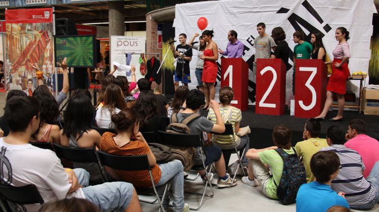 La fira 'De Tot Cat' també ofereix activitats pels més joves com aquest 'karaoke' en català © ACN