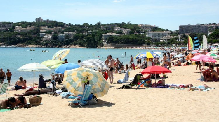 La platja de Sant Pol de Sant Feliu de Guíxols, aquesta tarda © ACN