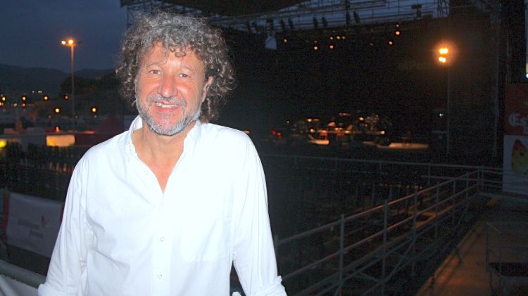 El director artístic del Festival de la Porta Ferrada, Albert Mallol, a l'escenari de l'Espai Port © ACN
