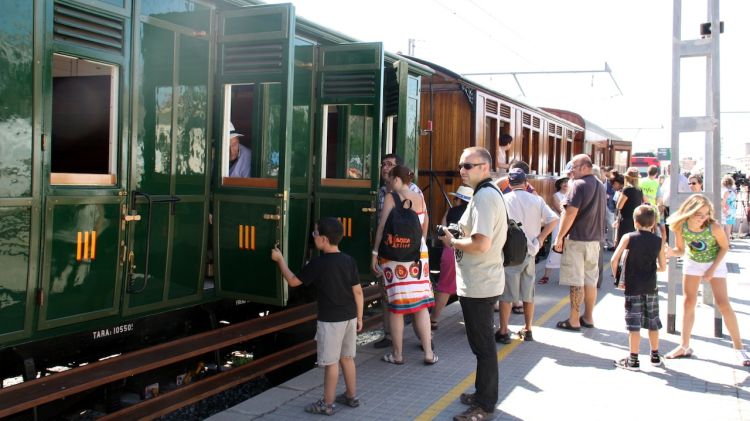 El tren sortint de l'estació de Figueres © ACN