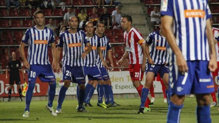 Migue envoltat de jugadors de l'Alavés © Cristina Guixeras/Montilividigital.cat