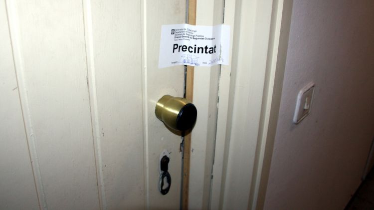 La porta del pis 6è 9a del número 8 del carrer Pere Codina de Lloret de Mar © ACN