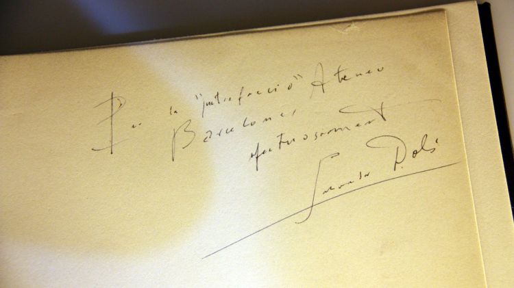 Dedicatòria de Salvador Dalí als membres de l'Ateneu Barcelonès, a qui qualifica de 'putrefactes' © ACN