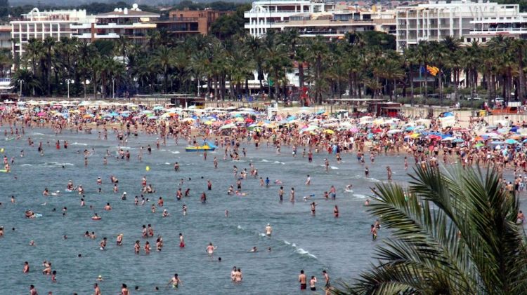 Banyistes a la platja llarga de Salou, en un dia entre setmana del mes de juliol © ACN