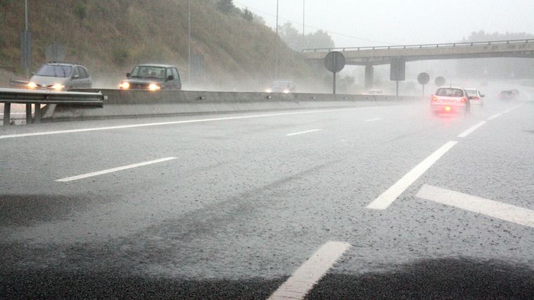 La tempesta ha anat acompanyada de vent que dificultava la conducció a les carreteres del Ripollès i la Garrotxa © ACN