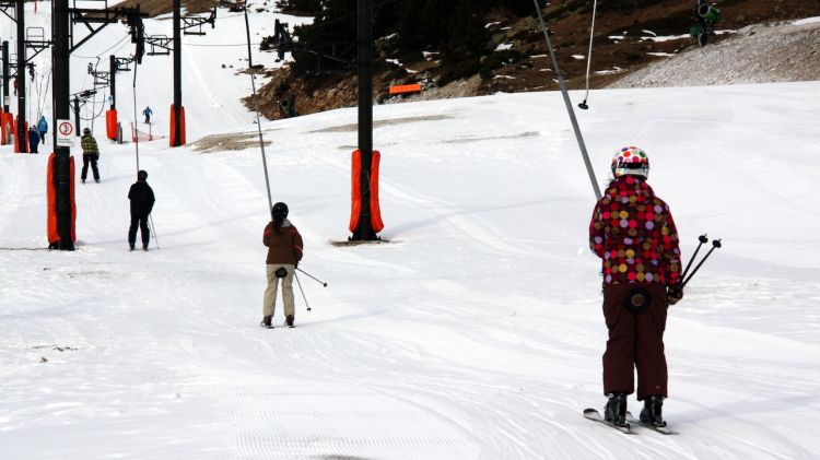 Diversos esquiadors gaudint de la neu a l'estació d'esquí del Ripollès Vallter 2000 © ACN