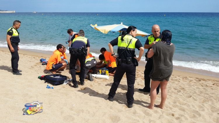 Maniobres de reanimació al turista a la platja de s'Abanell de Blanes © ACN