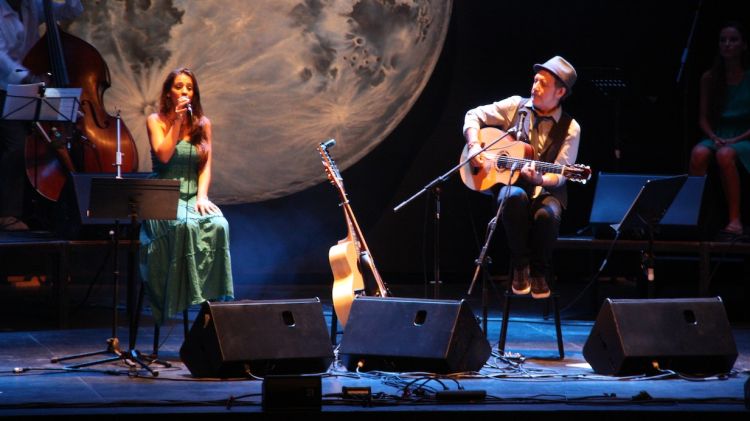Gemma Huguet i Toni Xuclà interpretant el poema 'De vegades és necessari i forços' © ACN
