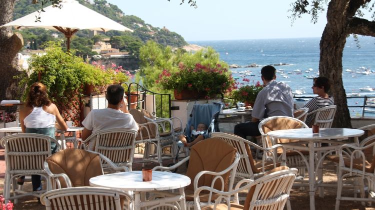 Uns turistes en una terrassa de la Costa Brava l'estiu passat (arxiu)