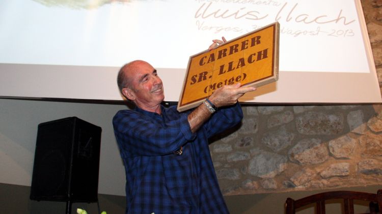 Lluís Llach amb la placa que demà col·locaran a un carrer de Verges en reconeixement al seu pare © ACN