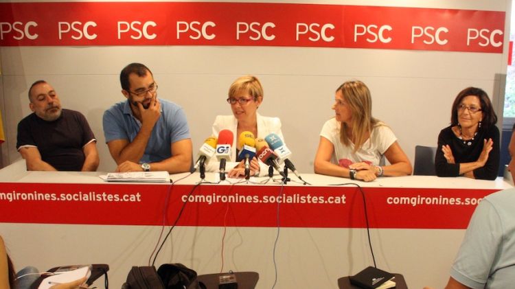 Membres del grup municipal del PSC, aquest matí a la seu del partit © ACN