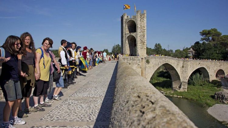 Centenars de persones van assajar la Via Catalana al Pont Vell © Vadó Buch