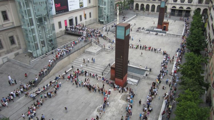 Llargues cues per visitar l'exposició de Dalí al Museu Reina Sofia © ACN