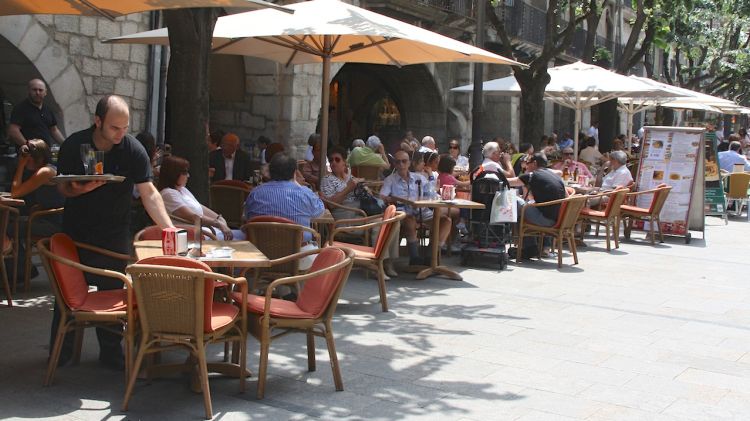 Turistes en una terrassa de la Rambla de Girona (arxiu) © ACN