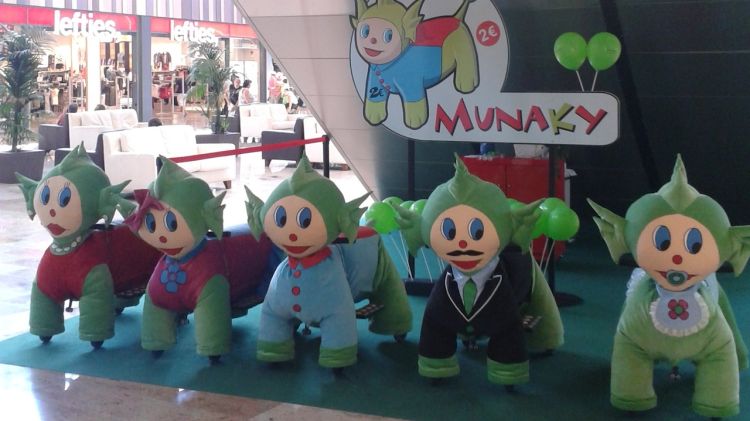 Els robots Munaky al centre comercial Gran Jonquera