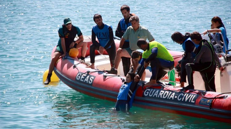 Un equip d'emergència simulant un rescat © ACN