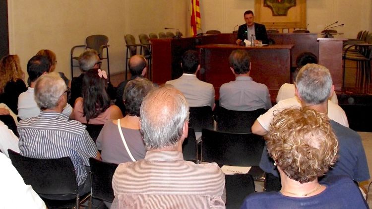 Un moment de l'acte a l'Ajuntament de Banyoles