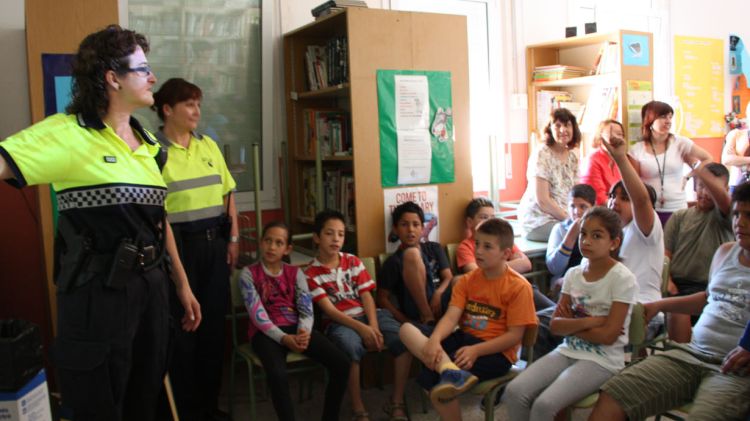 La Policia Municipal de Girona ha visitat les aules del CEIP Font de Pólvora © ACN